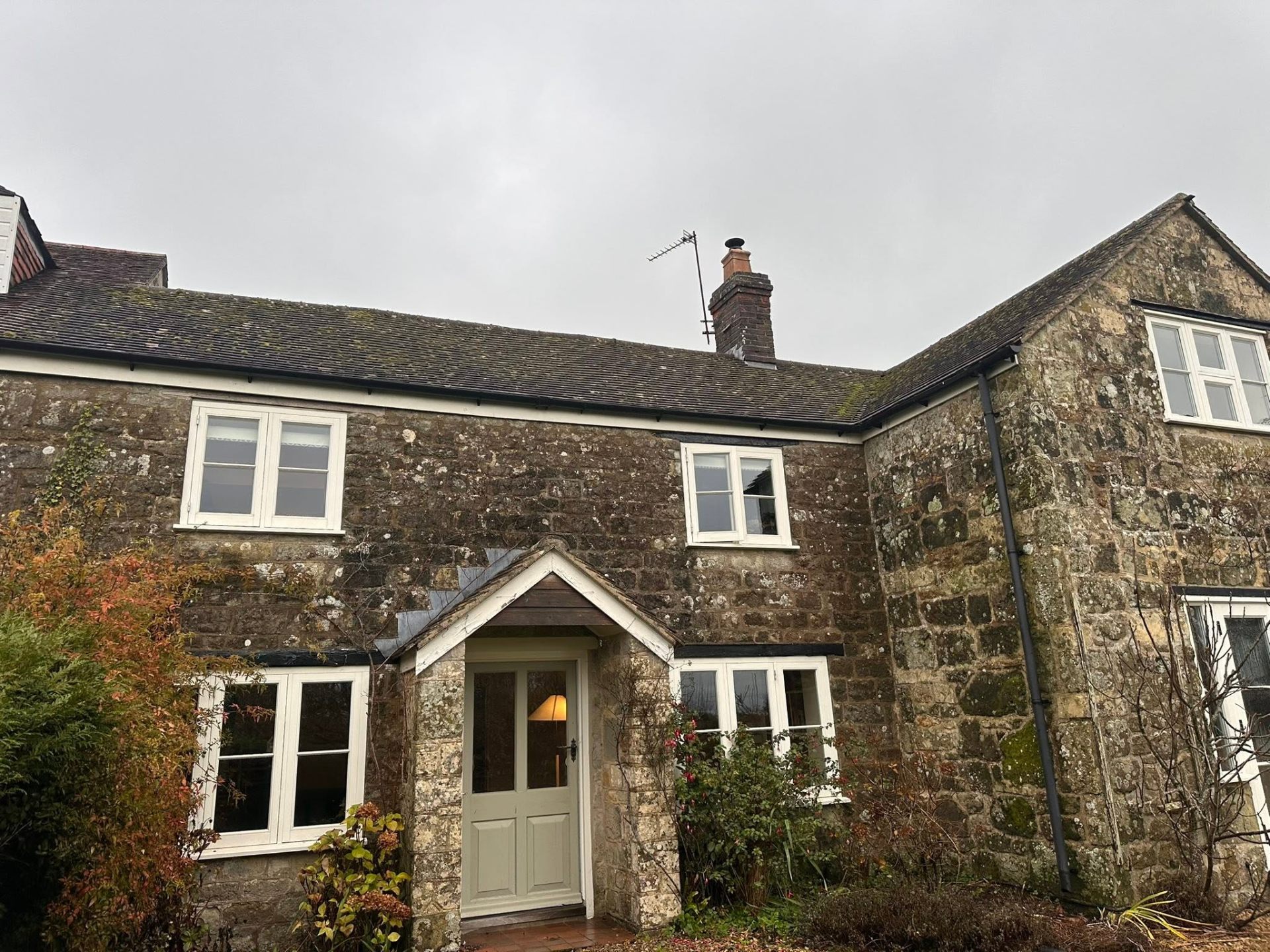 Before, Period cottage roof, moss & lichen treated, Roof Cleaning, Dorset – Dorset Exterior Cleaning